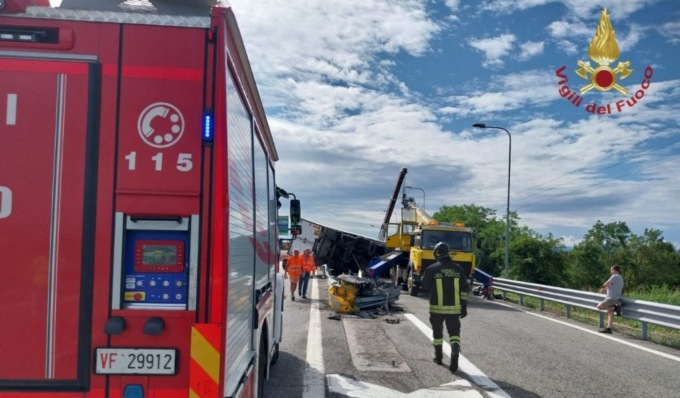 Autoarticolato si ribalta sulla A53 tra Bereguardo e Pavia: autista incastrato nella cabina