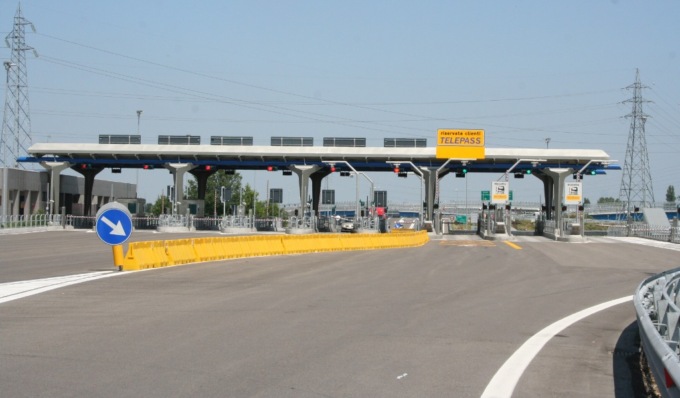 Passa 483 volte i caselli della A21 senza pagare, 41enne condannato a un anno e 10 mesi
