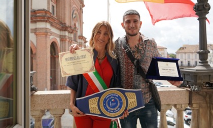 Francesco Acatullo, il nuovo re dei pesi leggeri: Voghera premia il suo campione