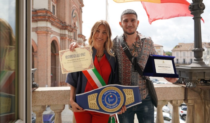 Francesco Acatullo, il nuovo re dei pesi leggeri: Voghera premia il suo campione