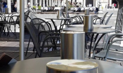 Danneggia dehors in piazza Ducale a Vigevano poi prende a calci e testate l'auto di servizio dei Carabinieri