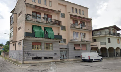 Scoppia l'incendio in un appartamento di Vigevano, in ospedale una residente nella palazzina