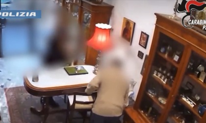 Ruba preziosi in gioielleria coprendoli con un foulard, arrestata ladra seriale: bottino di 130mila euro
