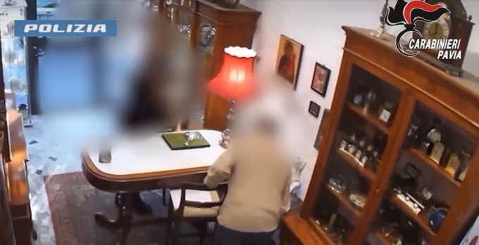 Ruba preziosi in gioielleria coprendoli con un foulard, arrestata ladra seriale: bottino di 130mila euro