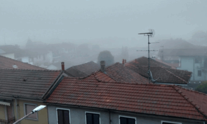 Pioggia battente sulla Lomellina, bomba d’acqua su Robbio: allagamenti e infiltrazioni