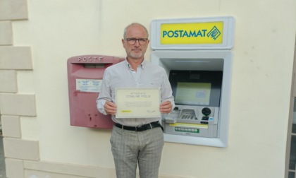 Il Sindaco Dellafiore riceve la pergamena di ringraziamento da Poste Italiane