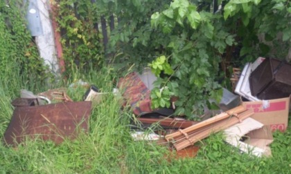 Castelnovetto, emergenza ambientale in via Sabbione: tra scarichi abusivi e amianto a pochi metri dalle abitazioni