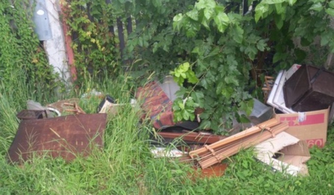 Castelnovetto, emergenza ambientale in via Sabbione: tra scarichi abusivi e amianto a pochi metri dalle abitazioni