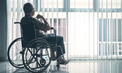 Muore a 69 anni per cibo finito nei polmoni: istituto geriatrico condannato a risarcire con 1 milione di euro i familiari