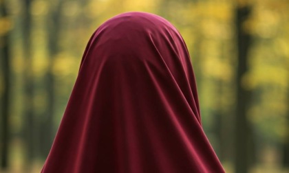 Vuole vivere all’occidentale e non indossare il velo, picchiata e insultata dal marito