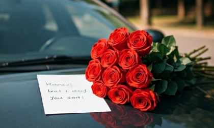 Un mazzo di rose e un bigliettino sull'auto della ex, ma aveva il divieto di avvicinamento