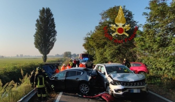 Lo schianto frontale e il coinvolgimento di una terza auto: quattro feriti a Trovo