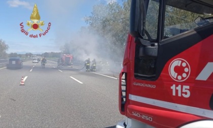 Auto a fuoco sulla A7, intervengono i Vigili del Fuoco