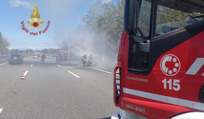 Auto a fuoco sulla A7, intervengono i Vigili del Fuoco