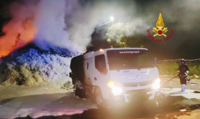 Incendio in deposito di carta a Montebellino, intervengono i Vigili del Fuoco di Pavia