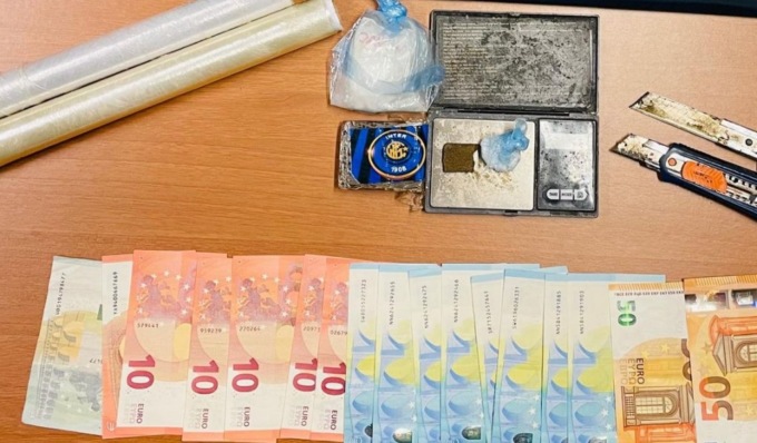 Cercano un’arma ma trovano cocaina e hashish: “Servono per un festino”