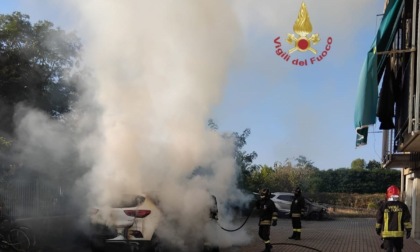 Auto in fiamme a Vigevano, l'intervento tempestivo dei Vigili del Fuoco