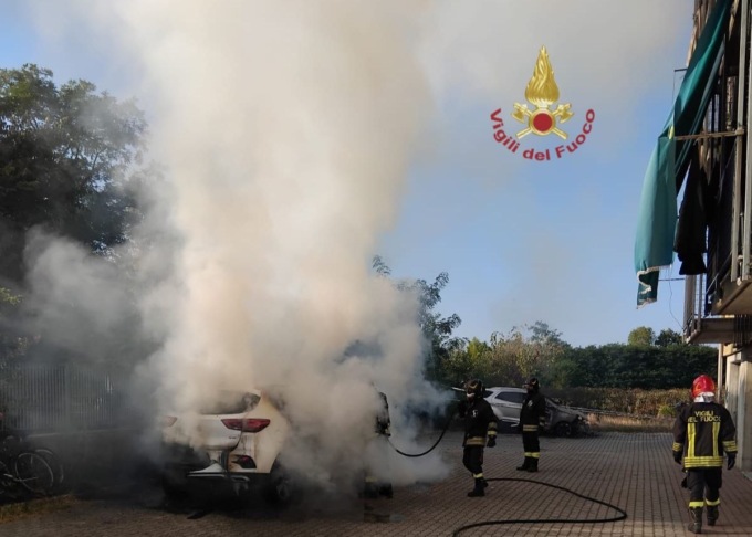 Auto in fiamme a Vigevano, l’intervento tempestivo dei Vigili del Fuoco