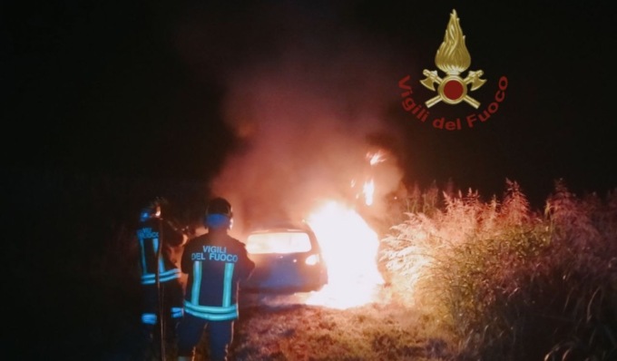 Auto in fiamme nella notte a Bornasco