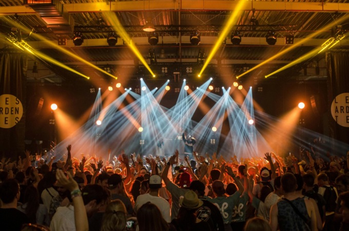 La lite in discoteca tra fidanzati si trasforma in rissa: 10 coinvolti e 19enne in ospedale