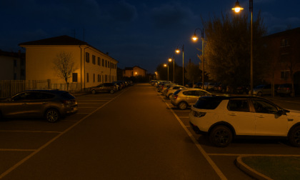Ruba il gasolio dal serbatoio di un'auto parcheggiata, 44enne nei guai a Vidigulfo