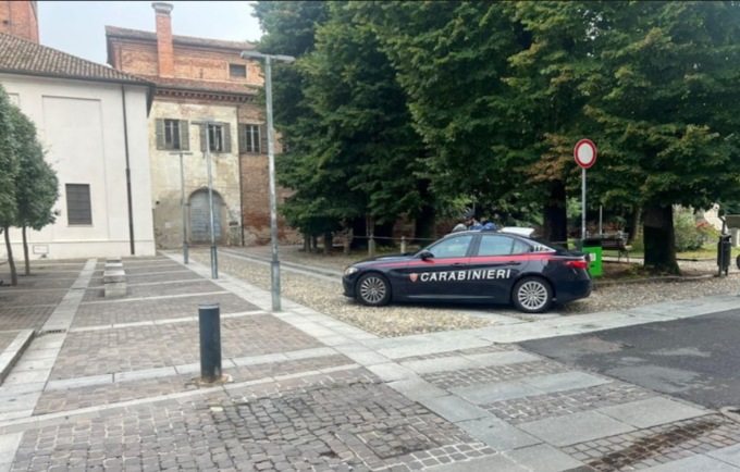 Rapina alla stazione, 58enne colpito al volto con una bottiglia: arrestato 26enne