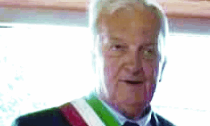 Incidente sul lavoro per il sindaco Falbo: cade dalla scala nella ditta di famiglia