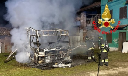 Camper in fiamme a Chignolo Po causa blackout in alcune abitazioni