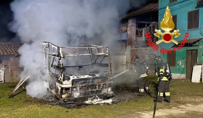 Camper in fiamme a Chignolo Po causa blackout in alcune abitazioni