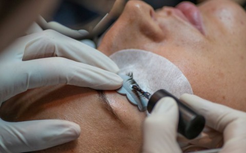 Laminazione ciglia: un trattamento accessibile o di lusso?