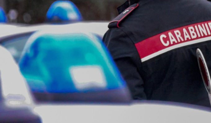 Evade dai domiciliari, lo intercettano in strada con una friggitrice