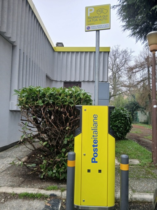 Una colonnina per le auto elettriche fuori da un ufficio postale