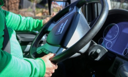 Sorpreso a guidare per 17 ore consecutive, maxi multa per camionista