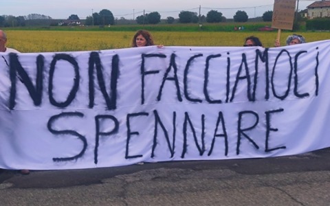 Travacò Siccomario si mobilita contro l’allevamento intensivo di galline: oltre 300 cittadini in corteo
