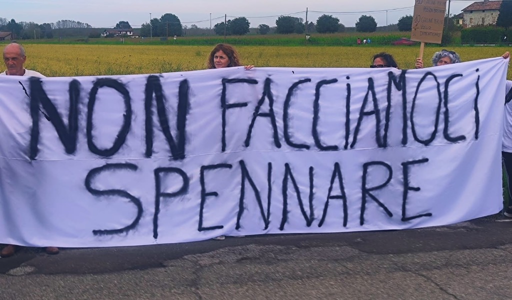 Travacò Siccomario si mobilita contro l’allevamento intensivo di galline: oltre 300 cittadini in corteo