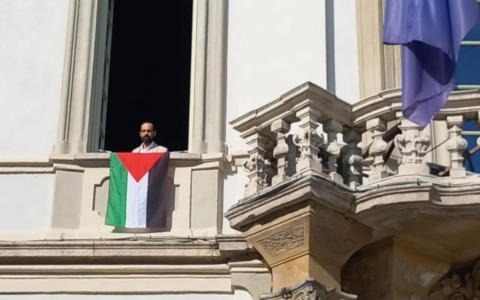 Il sindaco di Pavia espone la bandiera palestinese da un balcone del Comune
