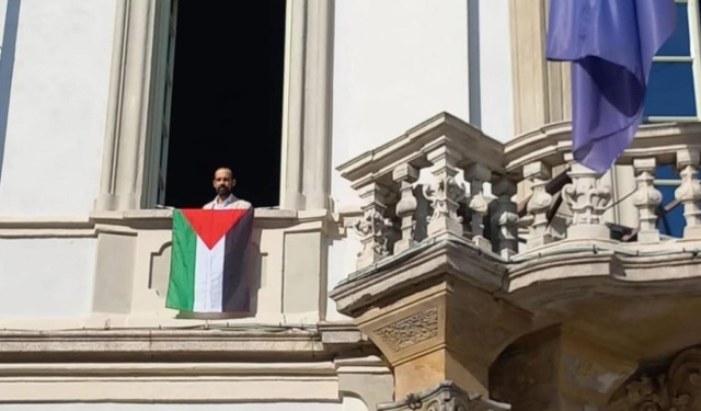 Il sindaco di Pavia espone la bandiera palestinese da un balcone del Comune