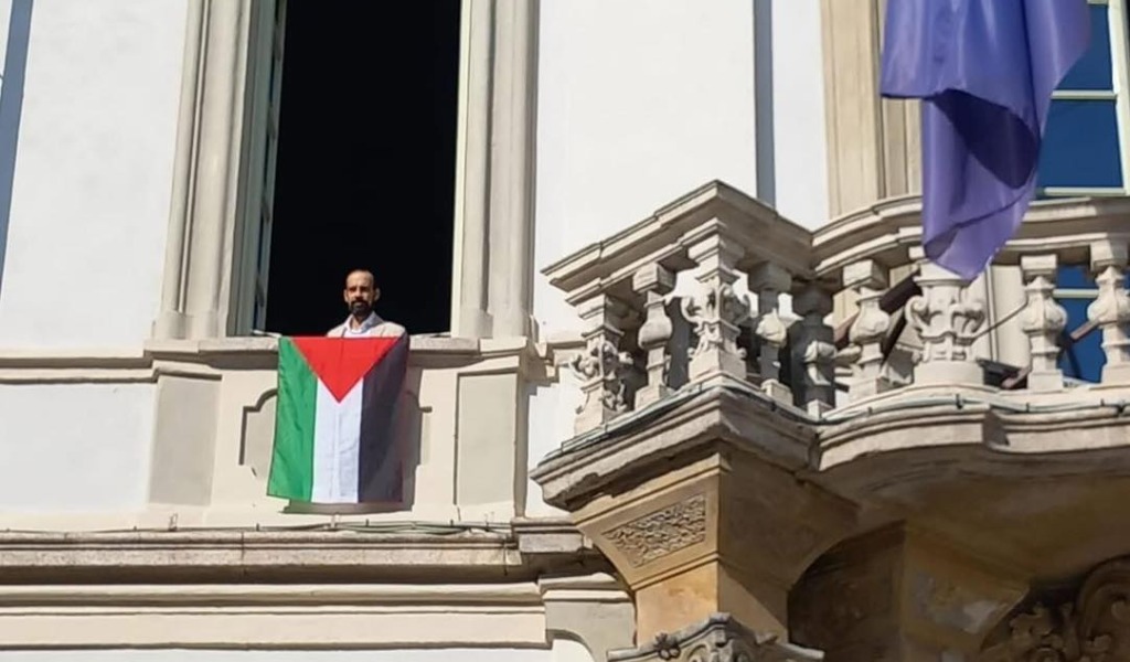 Il sindaco di Pavia espone la bandiera palestinese da un balcone del Comune