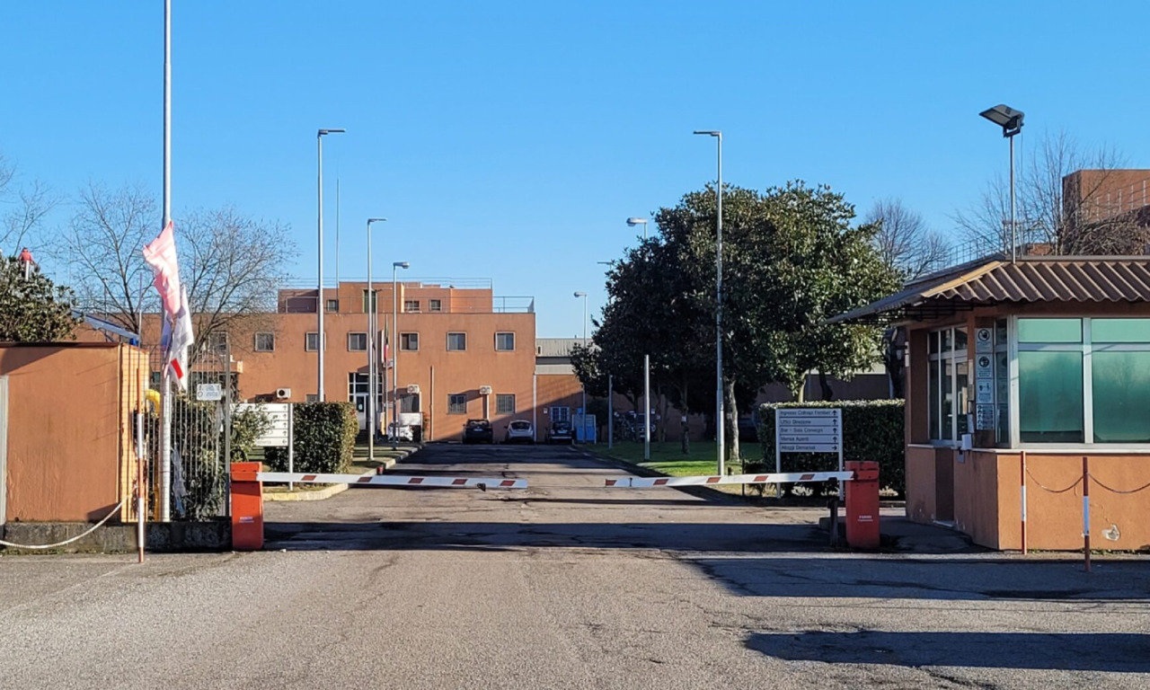Aggressione nel carcere di Pavia, agente vieta al detenuto di uscire in corridoio e lui lo colpisce