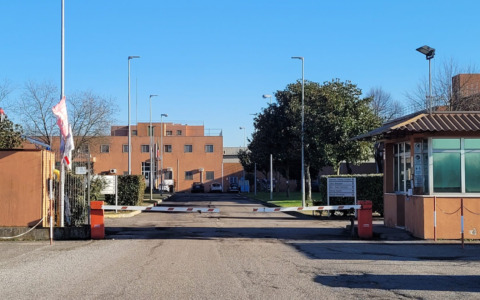 Aggressione nel carcere di Pavia, agente vieta al detenuto di uscire in corridoio e lui lo colpisce