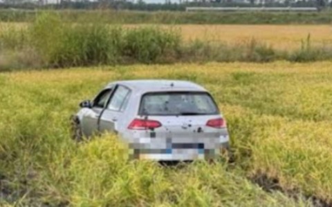 Non si ferma all’alt e scatta l’inseguimento da Cassolnovo al Novarese, la corsa finisce in un campo