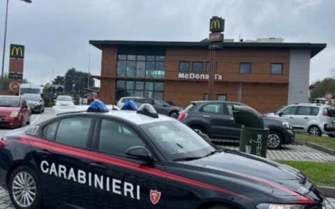 Spray al peperoncino al McDonald’s, i responsabili sono tre minorenni: “Una bravata tra amici”
