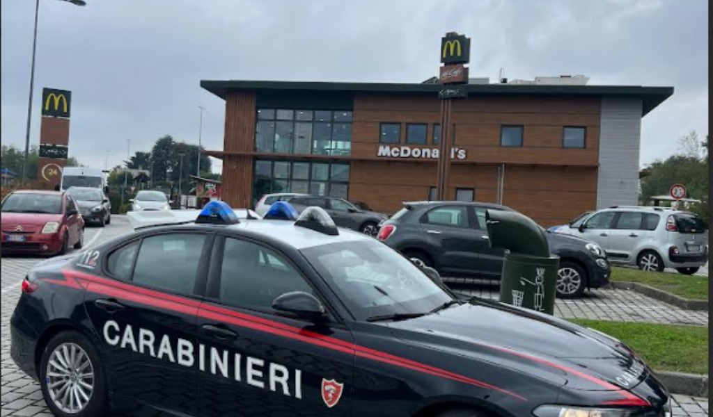 Spray al peperoncino al McDonald’s, i responsabili sono tre minorenni: “Una bravata tra amici”