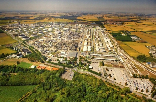 Alla Raffineria Eni di Sannazzaro il carburante sequestrato rinasce per i Vigili del Fuoco
