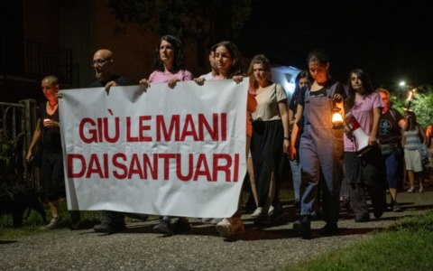 Una fiaccolata per non dimenticare, Sairano ricorda i 9 maiali uccisi nel rifugio “Cuori liberi”