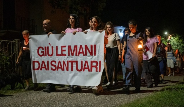 Una fiaccolata per non dimenticare, Sairano ricorda i 9 maiali uccisi nel rifugio “Cuori liberi”