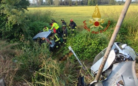 Frontale a Zerbolò tra due auto che finiscono fuori strada: tre feriti