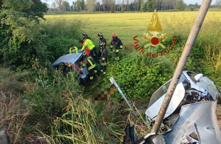 Frontale a Zerbolò tra due auto che finiscono fuori strada: tre feriti