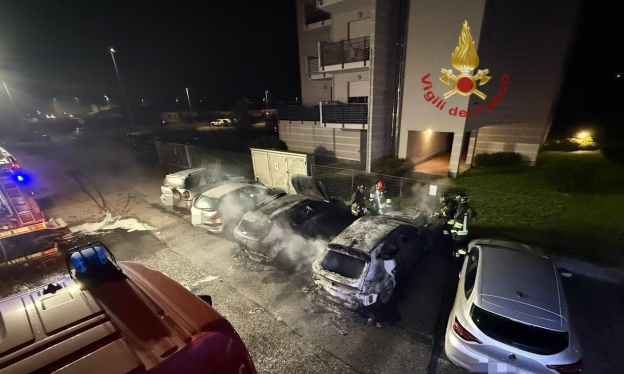 Incendio a Casorate Primo, due auto in fiamme nella notte