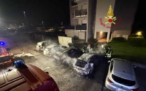 Incendio a Casorate Primo, due auto in fiamme nella notte